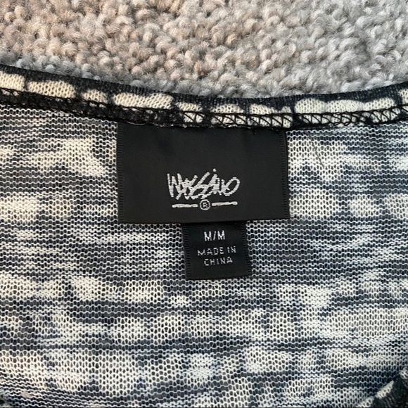 Mossimo Short Sleeve Casual Women's Tees - Picture 3 of 8